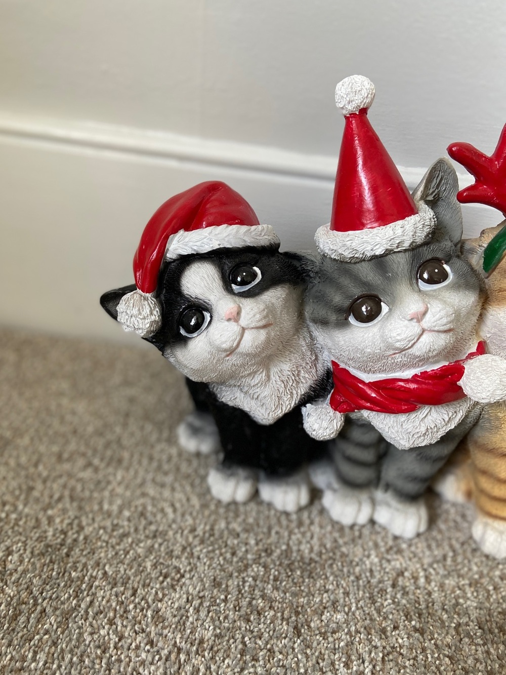 NWOT Christmas Holiday Cat Trio Resin Statue Decor TJ Maxx - Picture 7 of 15